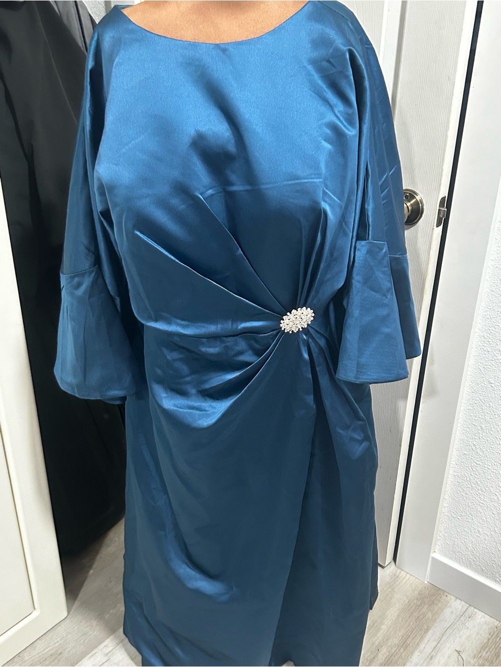 Elegant Teal Midi Dress with Pleated Brooch Detail